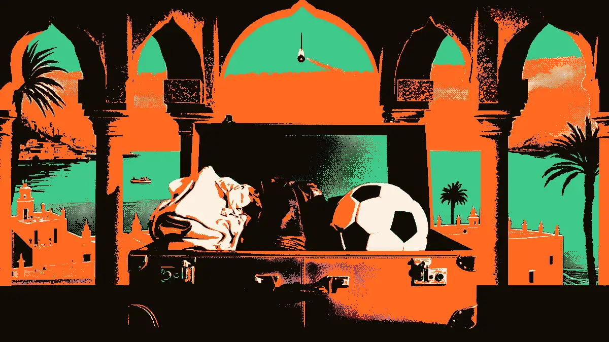 Illustration d'un transfert : une valise ouverte au premier plan contenant des affaires de football, sur un arrière-plan qui passe d'un paysage méditerranéen italien à des toits et minarets d'une ville marocaine, symbolisant un départ vers le Maroc.