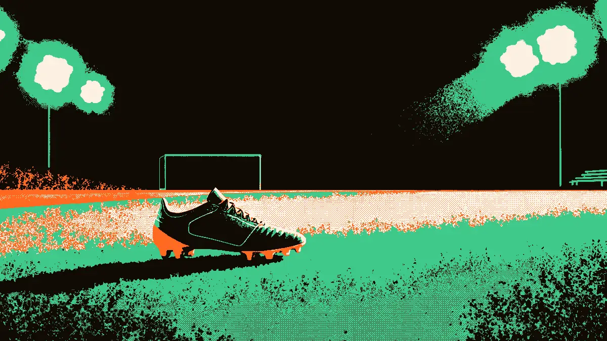 Une crampon de football posé sur une pelouse verte, avec un banc de stade et l'entrée d'un tunnel en arrière-plan, illuminés par des projecteurs, évoquant un retour décisif sur le terrain.