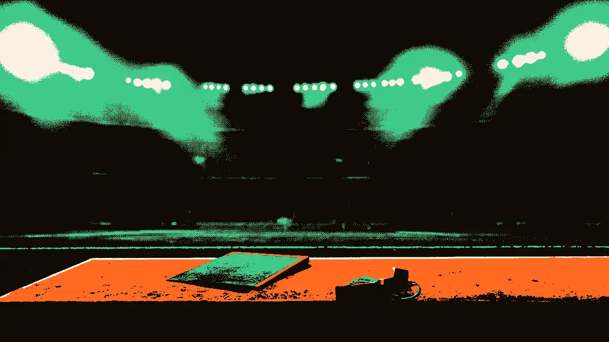 Sur le banc d'un stade vide, un sifflet d'entraîneur est posé près d'un support de tableau tactique, tandis que des projecteurs diffusent une lumière pâle sur les gradins silencieux, évoquant un choix de sélectionneur contesté.