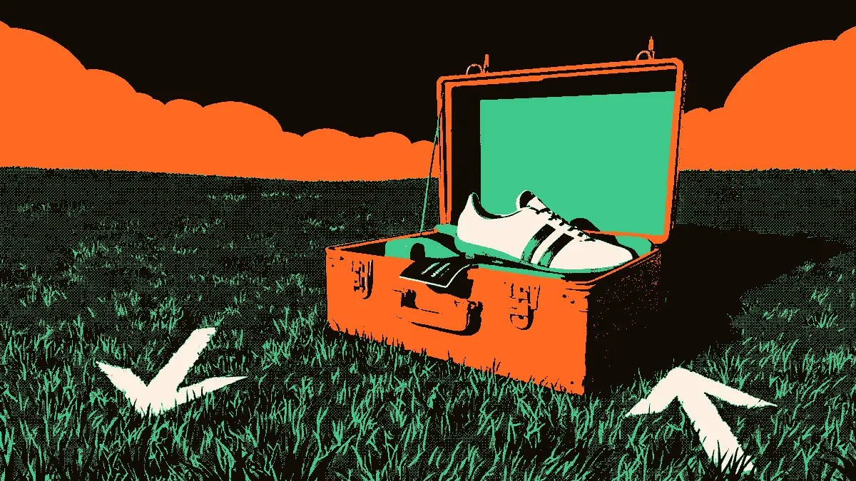 Sur un terrain de football, une valise ouverte contient un crampon ; un passeport posé sur le couvercle et deux flèches divergentes dessinées au sol symbolisent un choix de carrière entre deux pays pour un jeune joueur binationnel.