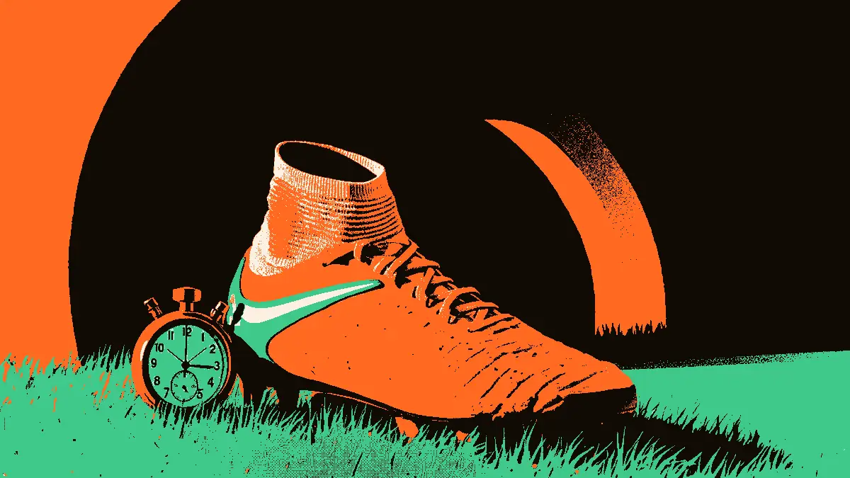 Une illustration représentant une paire de crampons posée au premier plan sur l'herbe, avec en arrière-plan l'entrée d'un tunnel de stade et un chronomètre appuyé contre le talon, dans des tons ocre et sable évoquant l'Afrique du Nord.