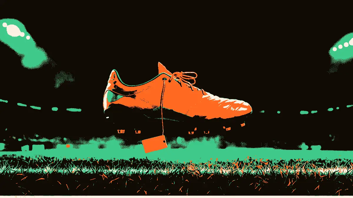 Une scène symbolique : un crampon de football suspendu au-dessus du terrain, une petite étiquette de valise attachée aux lacets, et les projecteurs d'un stade brillent doucement en arrière-plan, évoquant un voyage inattendu vers l'Algérie.