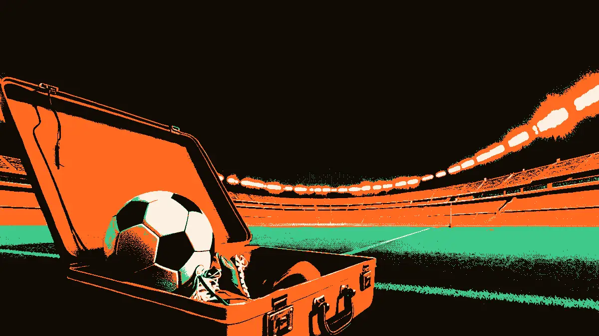 Une valise de voyage ouverte contenant un ballon, des crampons et un sifflet, posée près de l'entrée d'un tunnel de stade, avec des projecteurs allumés et des gradins vides se découpant dans la lumière du crépuscule, évoquant un déplacement sportif vers une autre terre.