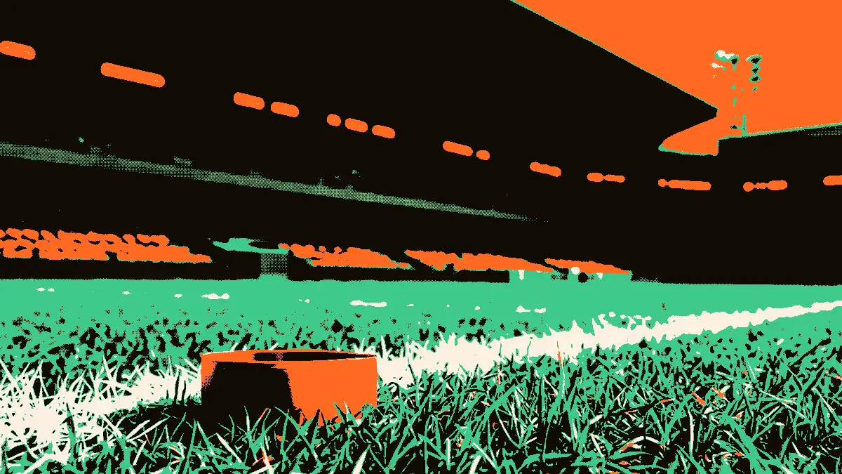 Sur la pelouse d'un stade au crépuscule, deux brassards de capitaine posés côte à côte symbolisent une concurrence pour le poste de capitaine.