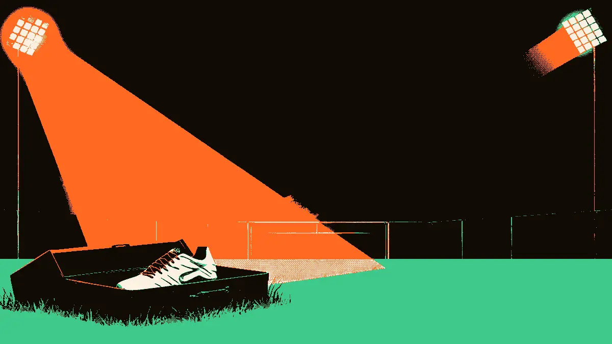 Une scène symbolique : une chaussure de football posée dans une valise ouverte sur la pelouse, éclairée par un projecteur de stade, avec une grille fermée à l'arrière-plan évoquant une porte d'accès refusée et un départ imminent.