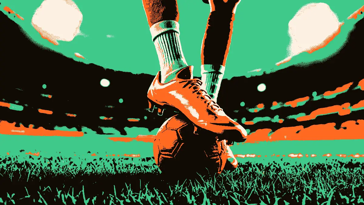 Une chaussure de football posée sur un ballon de cuir ancien au rond central d'un stade vide, avec des projecteurs et des gradins de béton en arrière-plan dans une lumière de crépuscule.