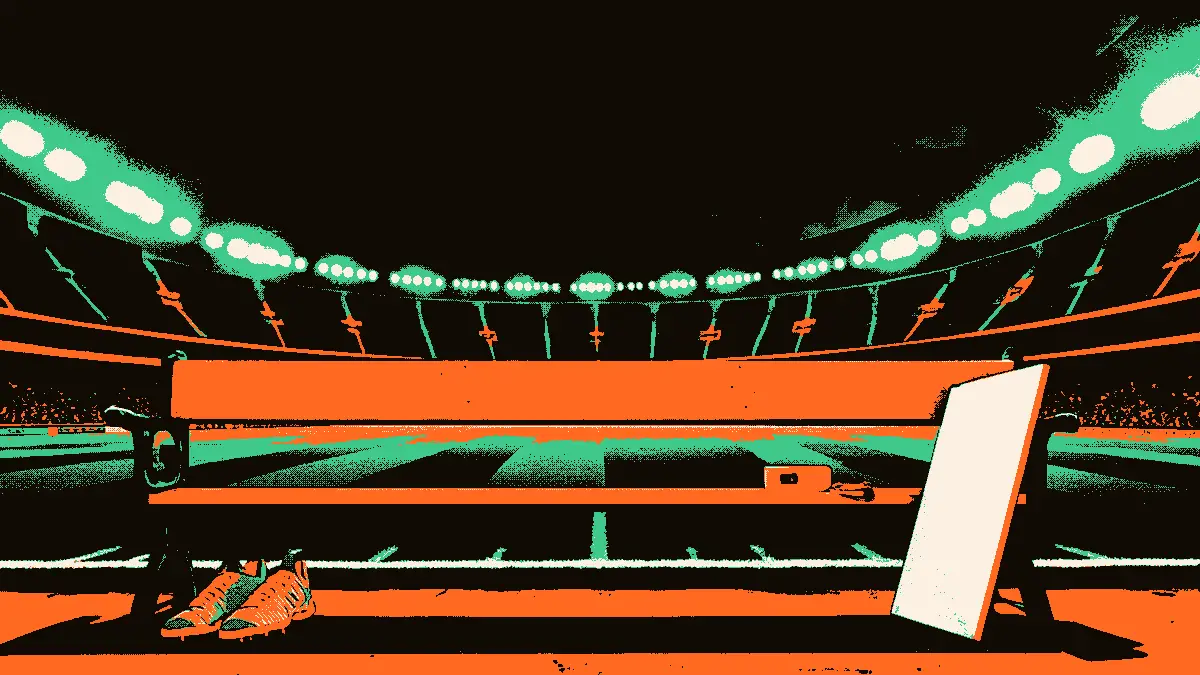 Un banc de touche avec un brassard de capitaine posé sur un bois clair, à côté d'un sifflet et d'une paire de crampons, tandis qu'un grand stade vide illuminé par des projecteurs s'étend à l'arrière-plan, évoquant l'idée d'une révolution qui se poursuit sans son meneur.