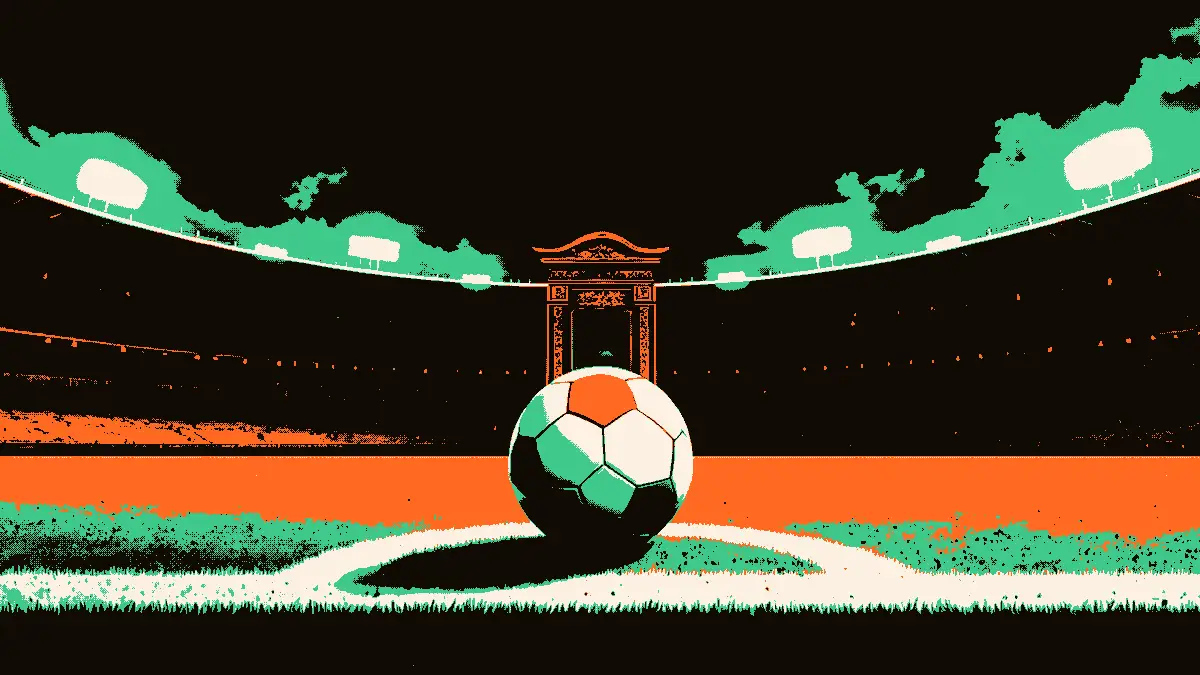Un ballon de football posé au centre d'un terrain vide éclairé par des projecteurs, avec une grande porte ouverte en arrière-plan évoquant l'accès à une nouvelle étape.