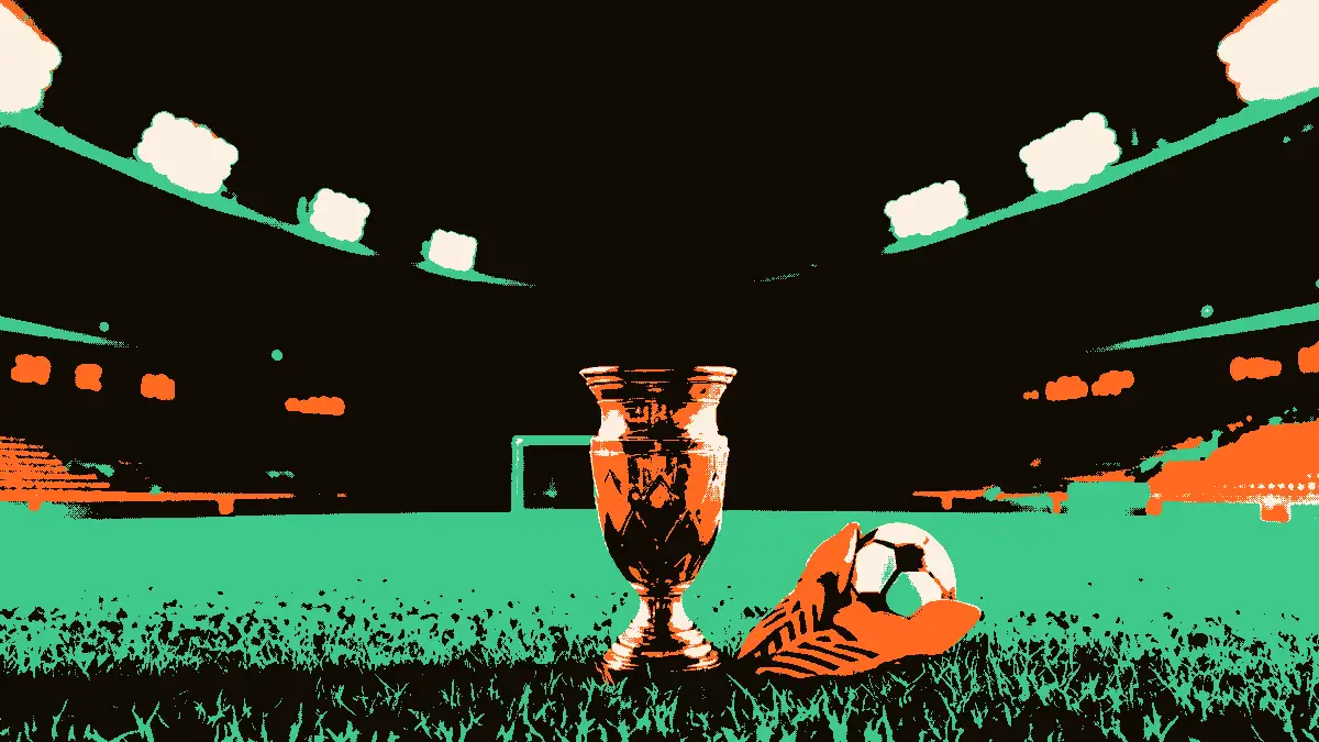 Un trophée doré posé sur l'herbe d'un stade illuminé par des projecteurs, avec des crampons, un ballon et des gradins vides en arrière-plan, évoquant une finale de Coupe du Monde dans un pays africain.