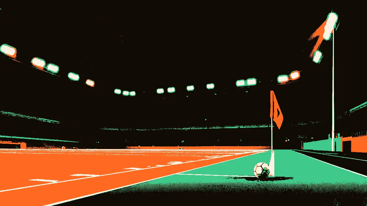 Un stade de football vide au crépuscule, éclairé par des projecteurs dont les faisceaux balayent une pelouse marquée, avec un ballon dégonflé oublié près de la ligne de touche et un drapeau de corner replié devant l'entrée sombre du tunnel des vestiaires, évoquant une absence.