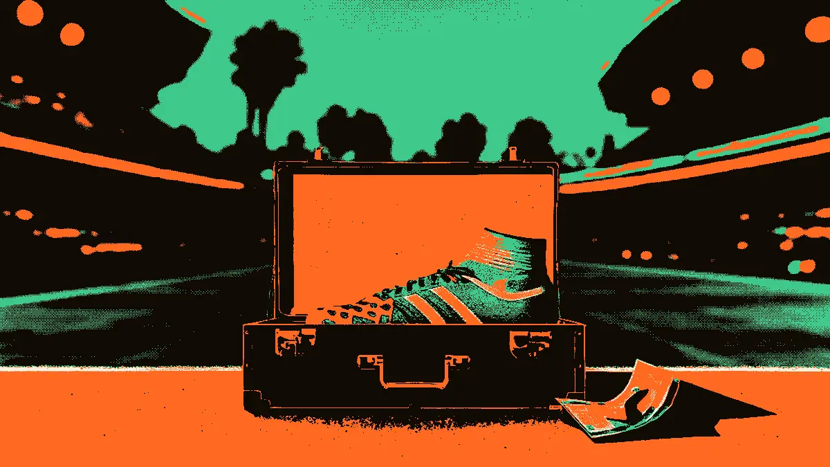 Une scène symbolique au premier plan montre une valise métallique ouverte contenant un crampon de football posé sur un billet de banque plié, en arrière-plan flou des gradins vides d'un stade tropical au crépuscule, évoquant le transfert d'un joueur financé par un État.