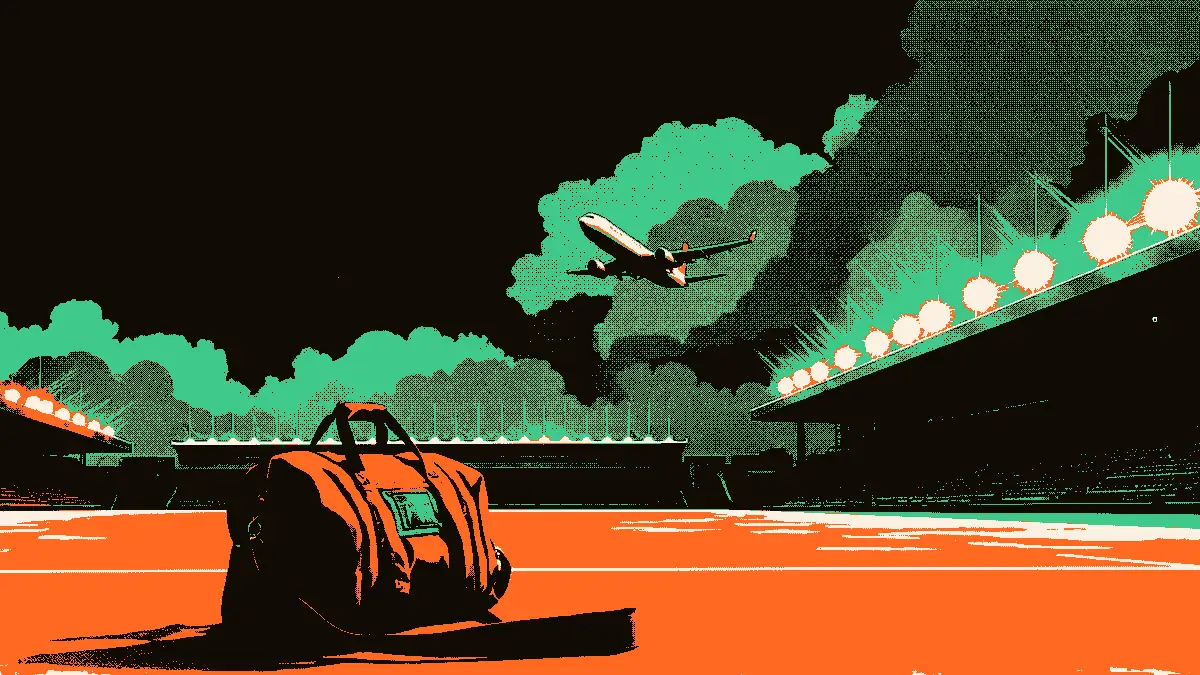 Un sac de football posé au sol au premier plan, un avion s'élevant dans un ciel nuageux, et les projecteurs ainsi que les gradins vides d'un stade se devinant en arrière-plan, évoquant un départ pour une compétition à l'étranger.