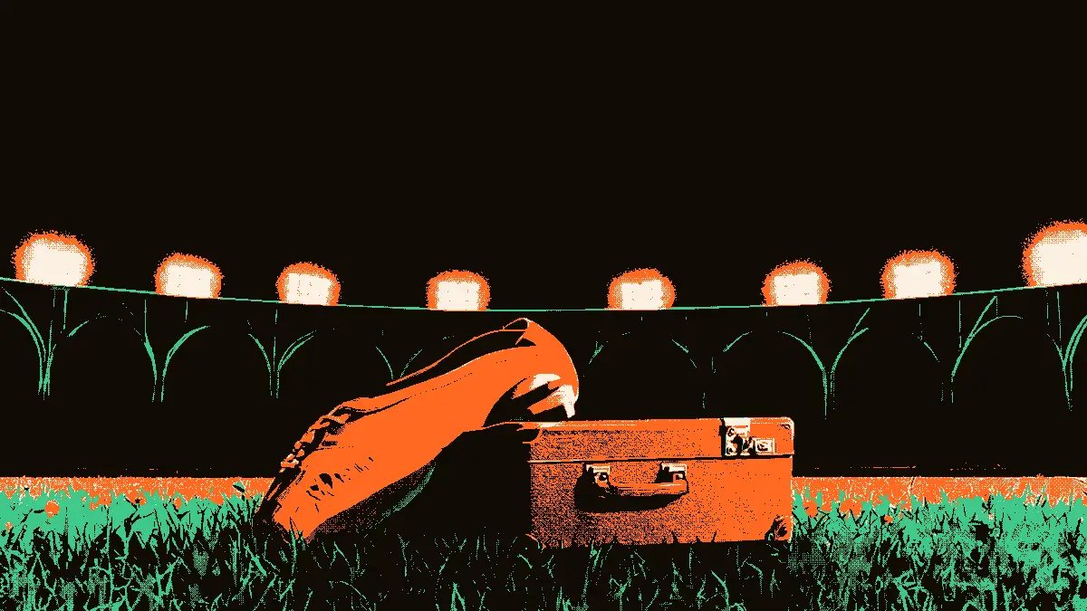 Une chaussure de football en cuir posée sur l'herbe à côté d'une valise ouverte, éclairée par des projecteurs de stade dans la lumière du soir, évoquant l'arrivée d'une équipe dans une ville inconnue.