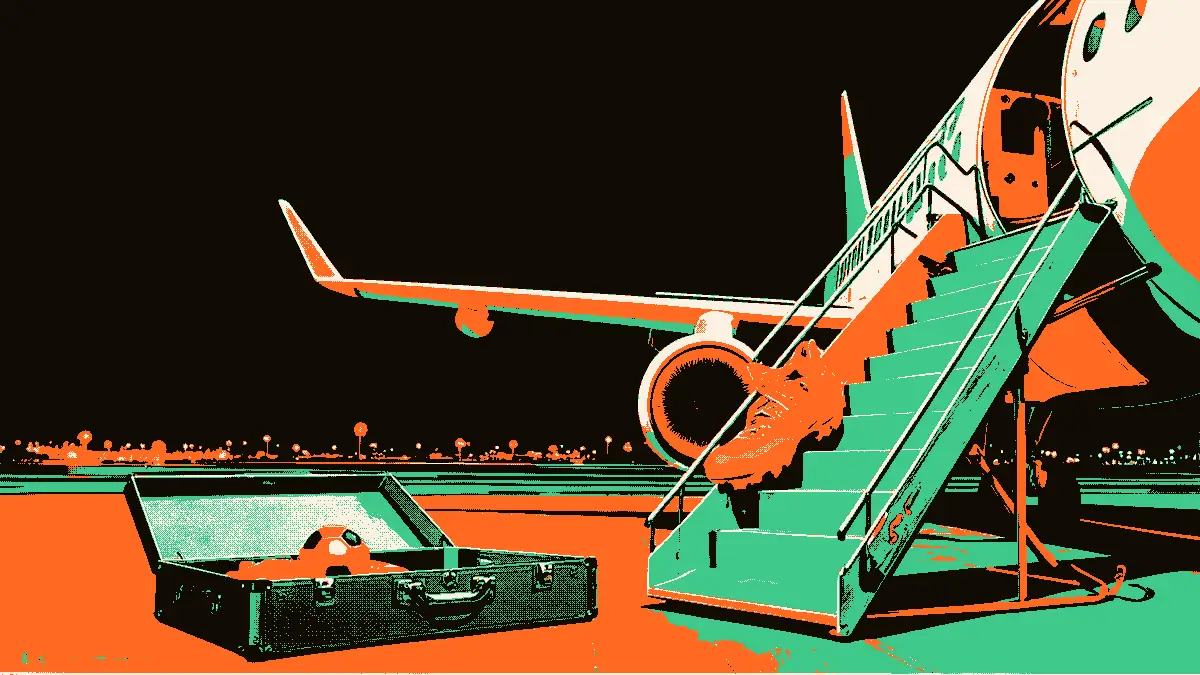 Une scène nocturne d'aéroport symbolisant un transfert : une valise ouverte contenant un ballon et un maillot posée au sol, un crampon posé sur la passerelle d'un avion, éclairée par des projecteurs.