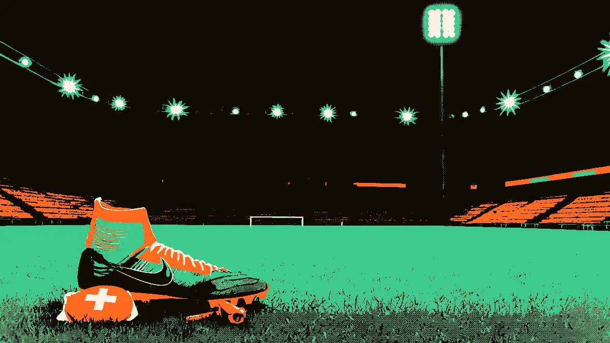 Sur une pelouse de stade vide éclairée par un projecteur, une chaussure de football est posée près d'une poche de glace médicale et d'un sifflet d'arbitre, évoquant la pause et la récupération d'un joueur.