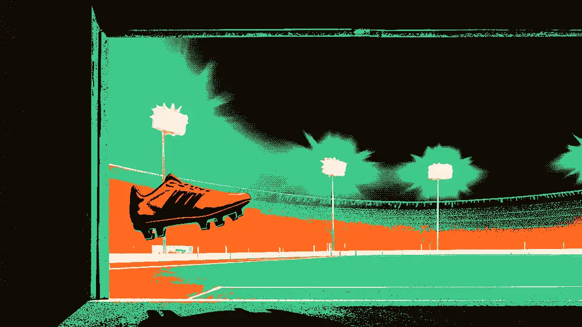 Une scène de football stylisée : une crampon flotte au premier plan devant une grande porte ouverte donnant sur le tunnel d'un stade, les gradins vides se devinant en arrière-plan sous la lumière des projecteurs.
