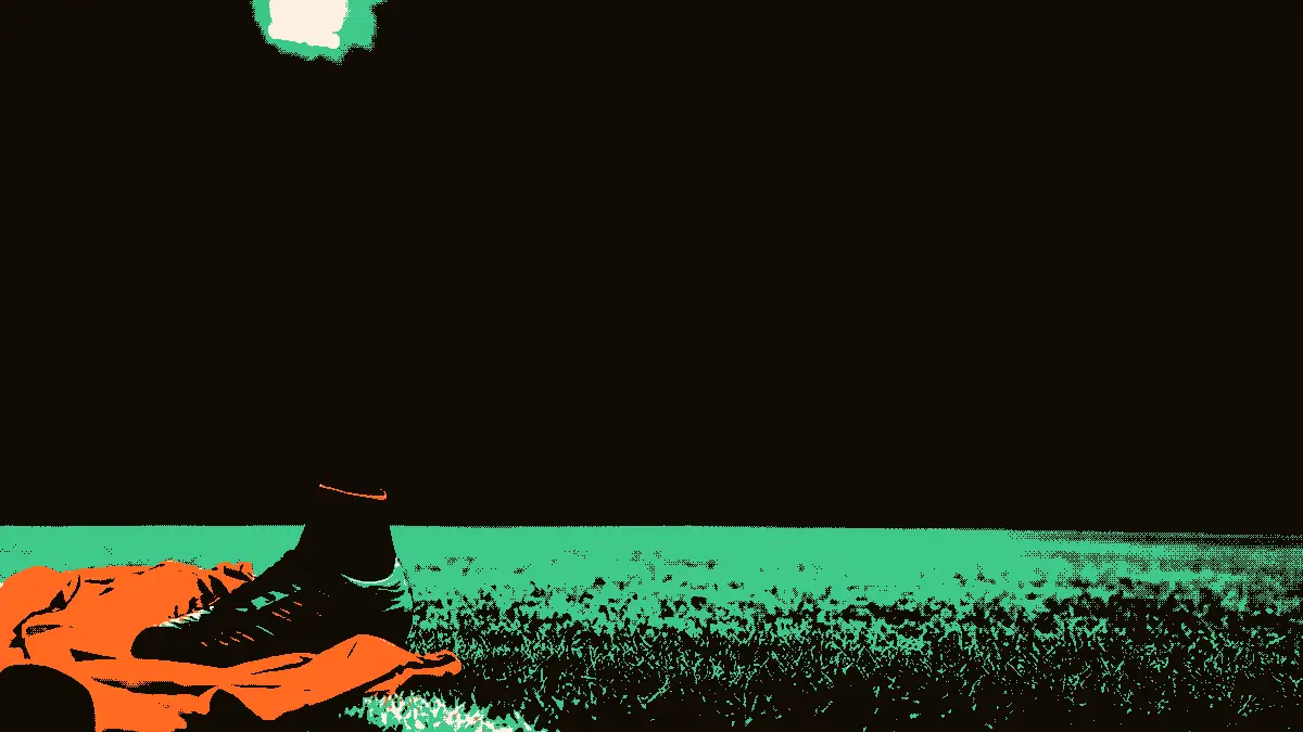 Une crampon de football posé seul au centre d'un terrain désert sous la lumière pâle des projecteurs, avec un maillot replié à côté, symbolisant la fin imminente d'une carrière internationale sur le continent africain.
