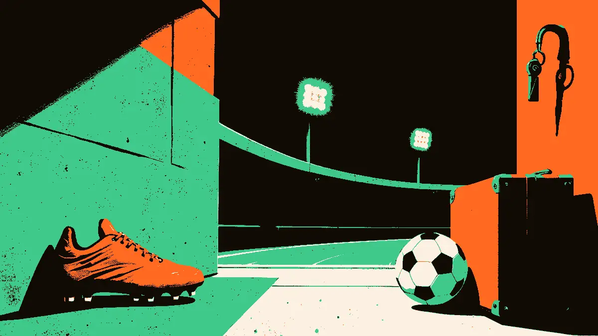 Vue d'un tunnel de stade vide au crépuscule éclairé par des projecteurs, avec un ballon de football et une paire de crampons posés au premier plan, un sifflet d'arbitre accroché au mur et une valise à côté, évoquant un déplacement pour un match décisif.