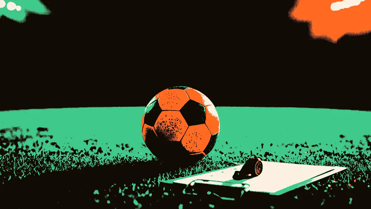 Un ballon de football posé au centre d'un terrain vert, accompagné d'un sifflet d'arbitre et d'un plan tactique vierge, sous les projecteurs d'un stade éclairé dans la pénombre.