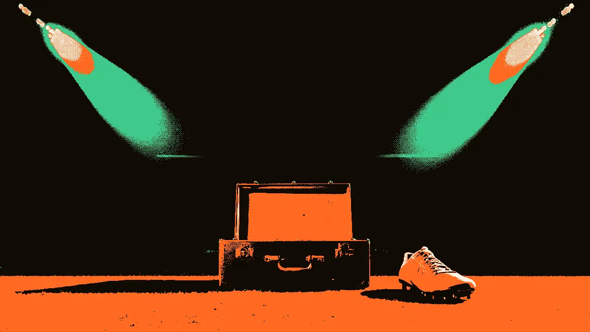 Sur une pelouse de stade éclairée par des projecteurs, une paire de crampons dorés posée sur un piédestal à côté d'une valise ouverte symbolise une offre de transfert refusée.