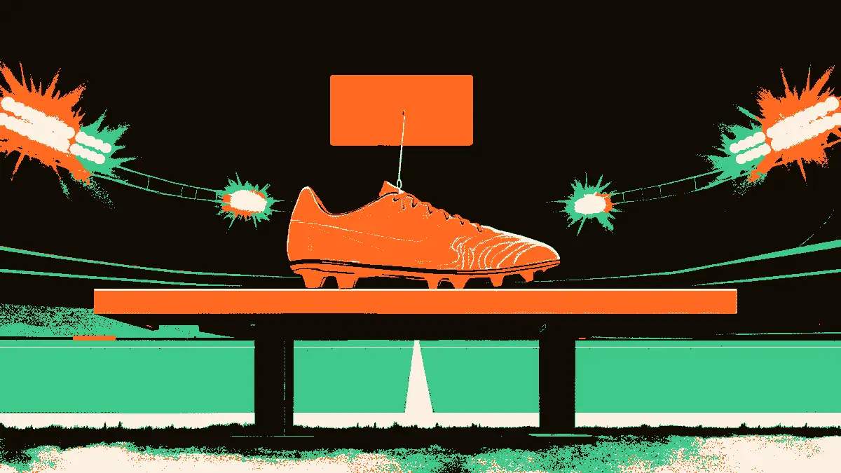 Une chaussure de football avec un carton rouge suspendu au-dessus d'un banc de touche, devant un stade vide éclairé par des projecteurs au crépuscule.