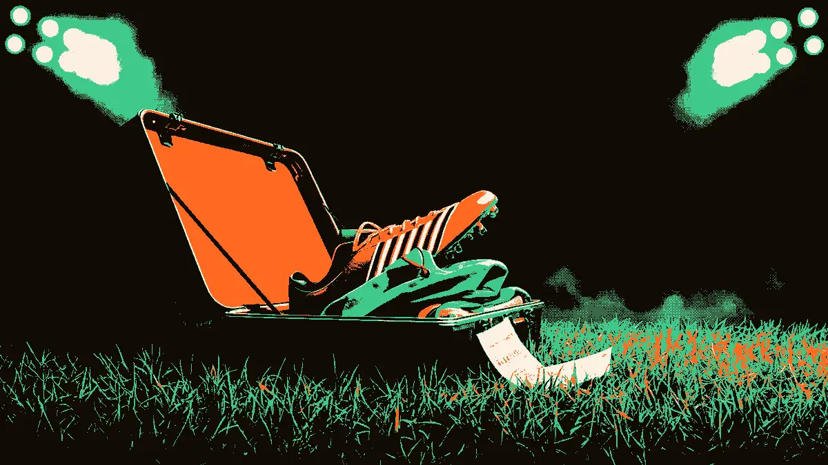 Une valise ouverte posée sur l'herbe d'un terrain de football, contenant un crampon et une tenue repliée, avec un billet d'avion qui s'échappe, tandis que des projecteurs illuminent l'arrière-plan.