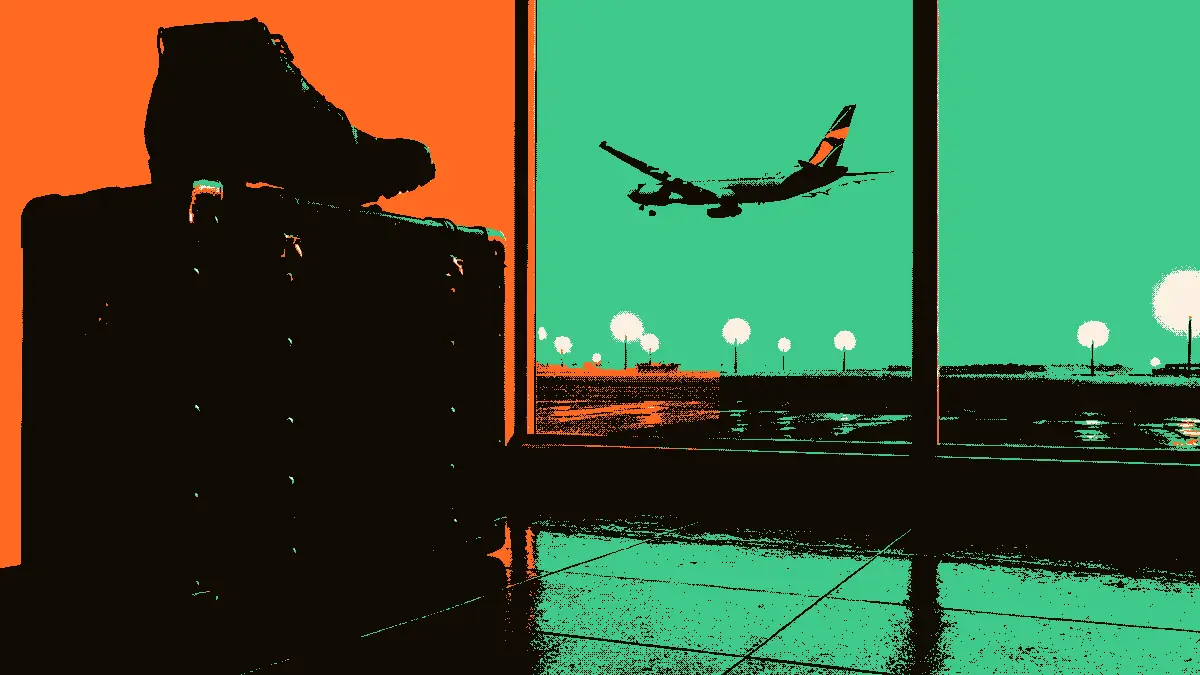 Une valise en cuir ouverte au premier plan avec un crampon posé dessus, et en arrière-plan la silhouette d'une aile d'avion sur un piste baignée de brume, évoquant le retour d'un joueur vétéran vers l'Europe.