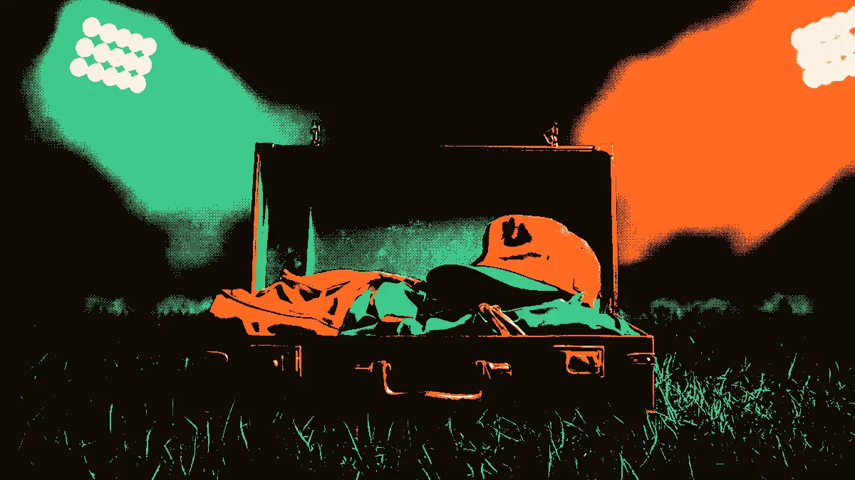 Une valise ouverte posée sur l'herbe, contenant une veste de survêtement pliée, un sifflet et une casquette d'entraîneur, éclairée par des projecteurs de stade dans la brume.