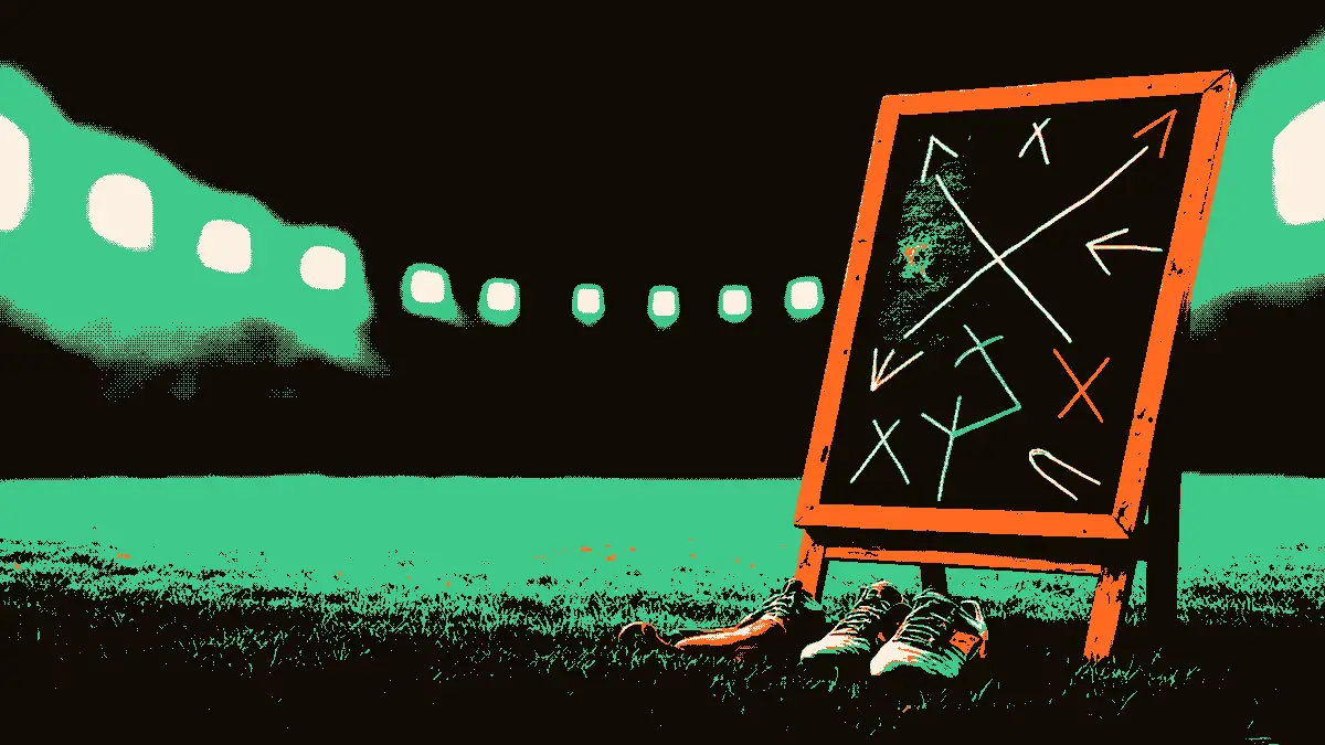 Un tableau tactique posé sur l'herbe au bord du terrain, couvert de flèches et de croix dessinées, avec un sifflet et des crampons à côté, éclairé par les projecteurs du stade.