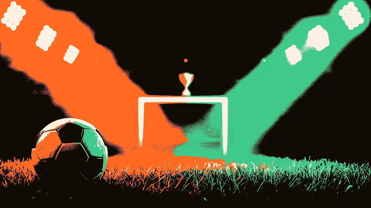 Un ballon posé sur la pelouse devant les arches illuminées d'un stade dans la brume, avec des silhouettes de trophées en arrière-plan.