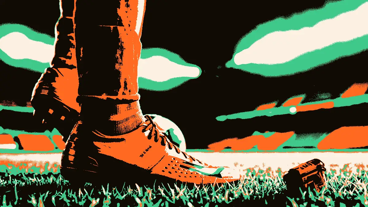 Une scène de football nocturne : un crampon posé sur un ballon au bord d'un terrain illuminé par des projecteurs, avec des gradins en arrière-plan et un sifflet au premier plan.