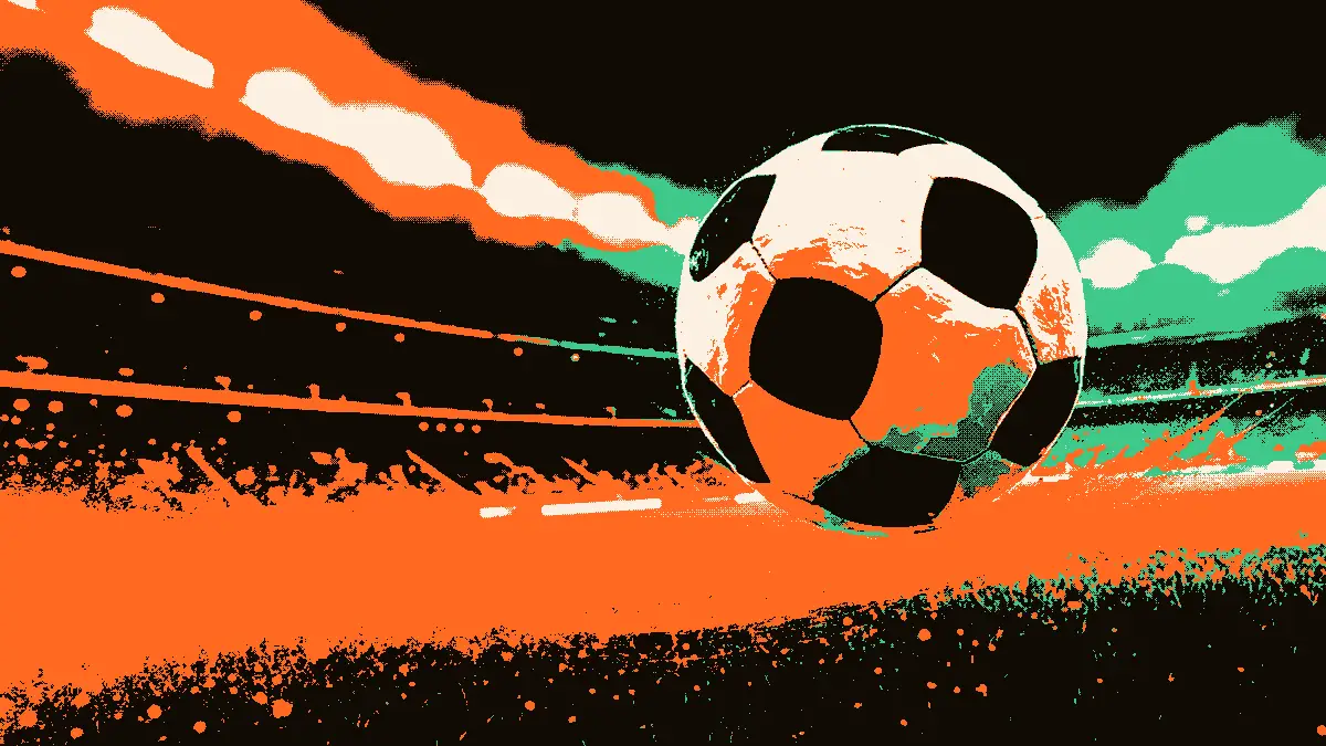 Un ballon de football noir et blanc en plein vol sur fond de stade aux projecteurs allumés, avec une traînée jaune évoquant un tir puissant marquant l'ouverture d'une campagne européenne.