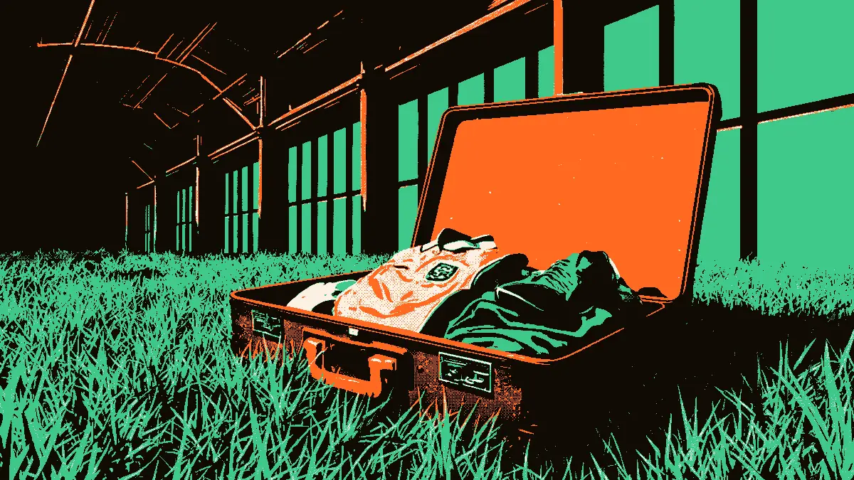Une valise ouverte posée sur l'herbe, à moitié remplie d'un crampon de football et d'un maillot plié, avec en arrière-plan une structure moderne évoquant un terminal d'aéroport, symbolisant un départ annoncé après seulement quelques apparitions.