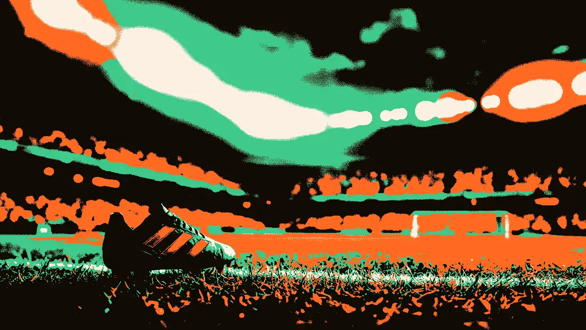 Une chaussure de football isolée au premier plan pointe vers un tunnel lumineux encadré de projecteurs, avec des gradins flous en arrière-plan, symbolisant la convergence de joueurs binationaux vers le terrain.