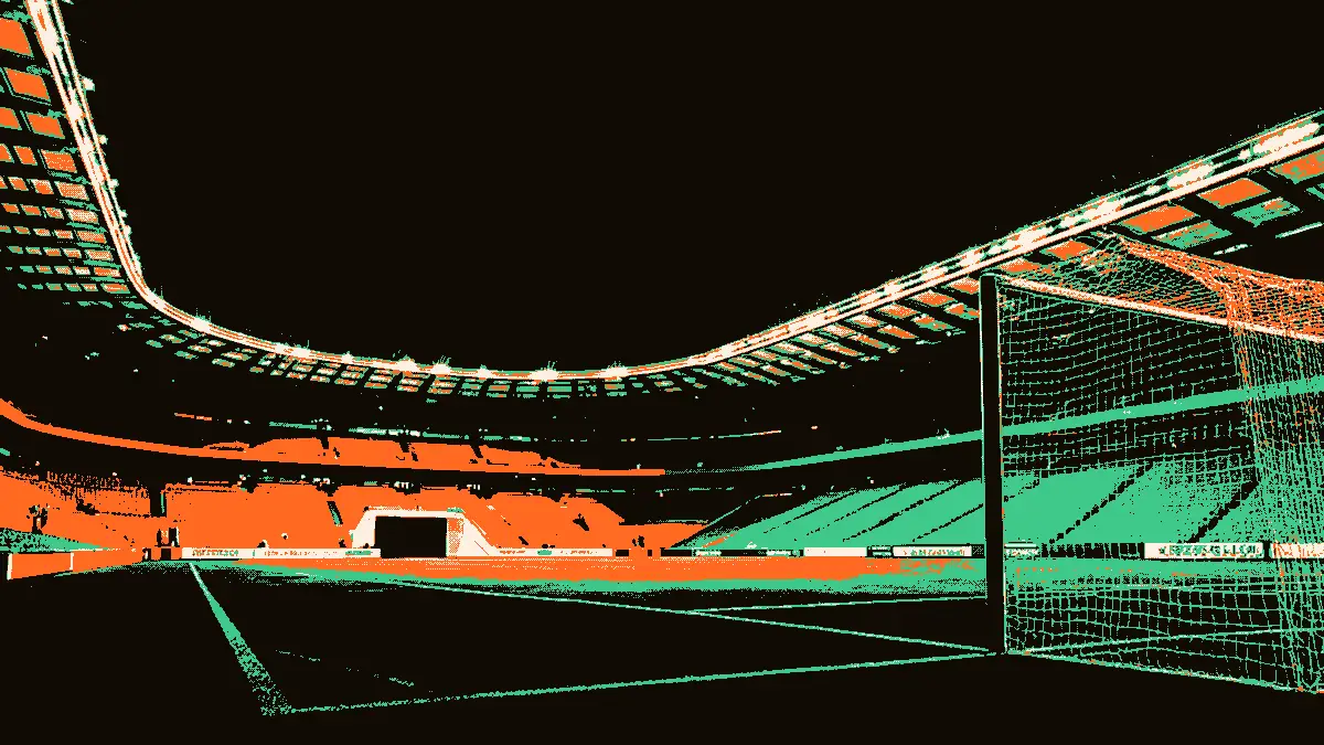 Vue d'un stade vide et silencieux, une porte cadenassée au tunnel symbolisant la perspective d'un huis clos, avec un filet de but détendu au premier plan.