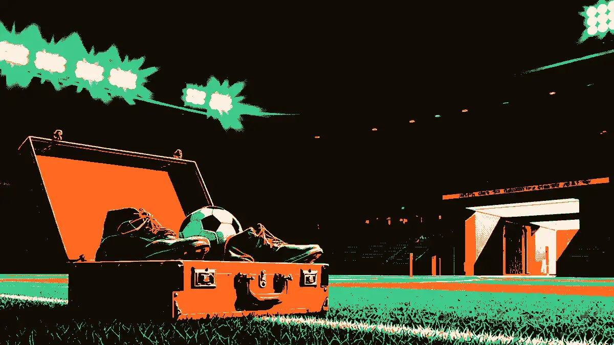 Une valise ouverte débordant de crampons alignés avec un ballon posé à côté, installée sur la touche d'un stade vide dont les projecteurs s'allument dans un ciel crépusculaire et dont le tunnel des vestiaires brille au loin.