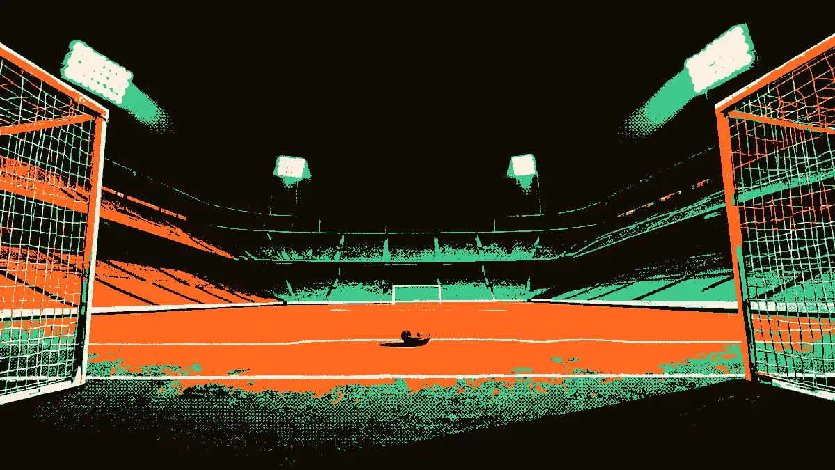 Une scène de football montre un terrain vide vu depuis des portes grandes ouvertes, avec un ballon posé sur l'herbe au centre, encadré par des projecteurs allumés et des gradins silencieux en arrière-plan.