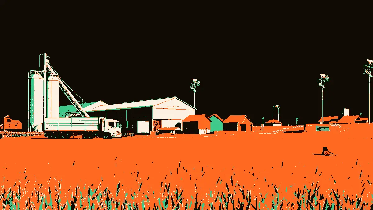 Illustration d'un vaste complexe agro-industriel en pleine zone rurale : un champ doré au premier plan borde une rangée de silos métalliques et un hangar de transformation où des tapis transportent les récoltes ; en arrière-plan, des cases villageoises aux toits de chaume sont su