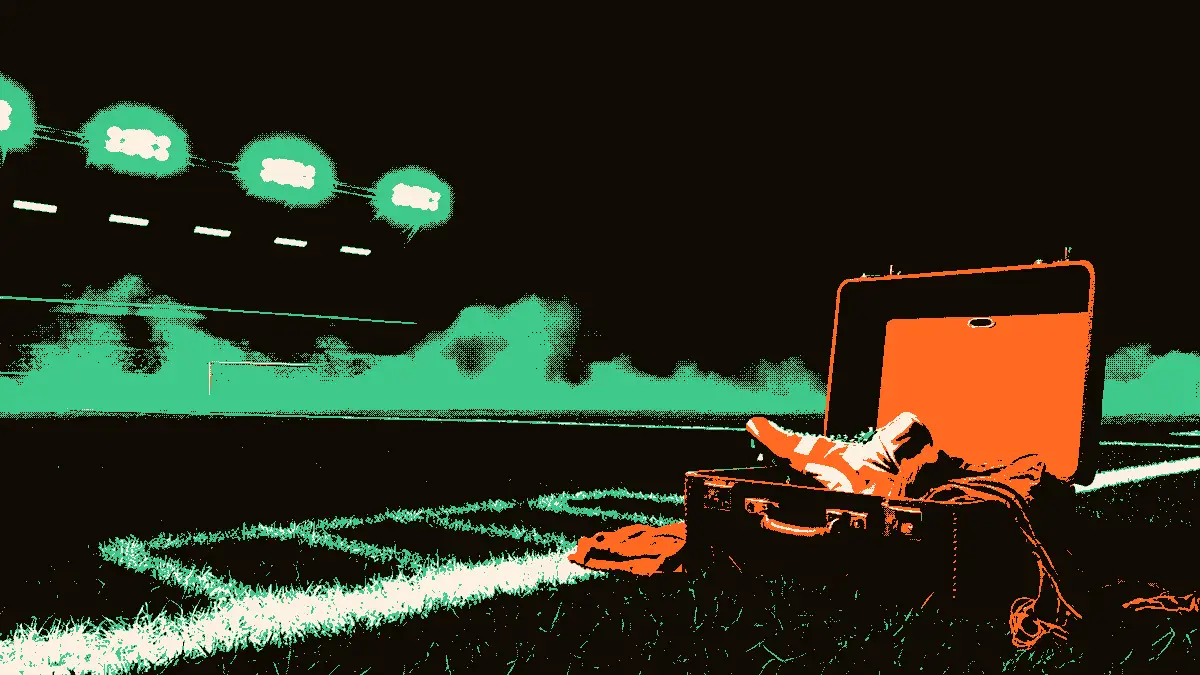 Une valise ouverte posée au bord d'un terrain de football, à moitié remplie d'un crampon et d'une écharpe pliée, éclairée par des projecteurs, avec un tunnel désert se perdant dans la brume en arrière-plan.