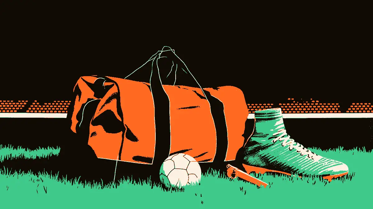 Sur une pelouse verte, un sac de sport ouvert et vide, une chaussure de football isolée et un sifflet oublié gisent au premier plan, tandis que des gradins vides se dessinent en arrière-plan, évoquant une absence et un remue-ménage autour d'une sélection.