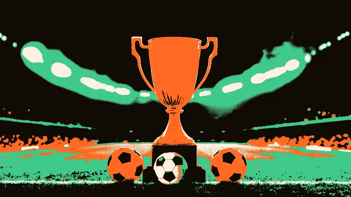Une affiche représentant un trophée doré posé sur un piédestal au centre d'un terrain de football, encadré par trois ballons miniatures à sa base, avec les gradins vides d'un stade illuminé en arrière-plan.