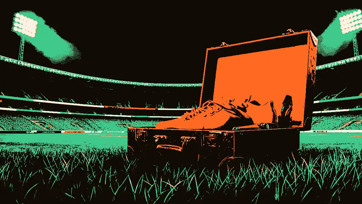 Une valise ouverte posée sur une pelouse, remplie de crampons neufs et d'un sifflet, sous les projecteurs d'un stade vide, évoquant l'annonce d'une liste de joueurs pour un match de Coupe d'Afrique des Nations.