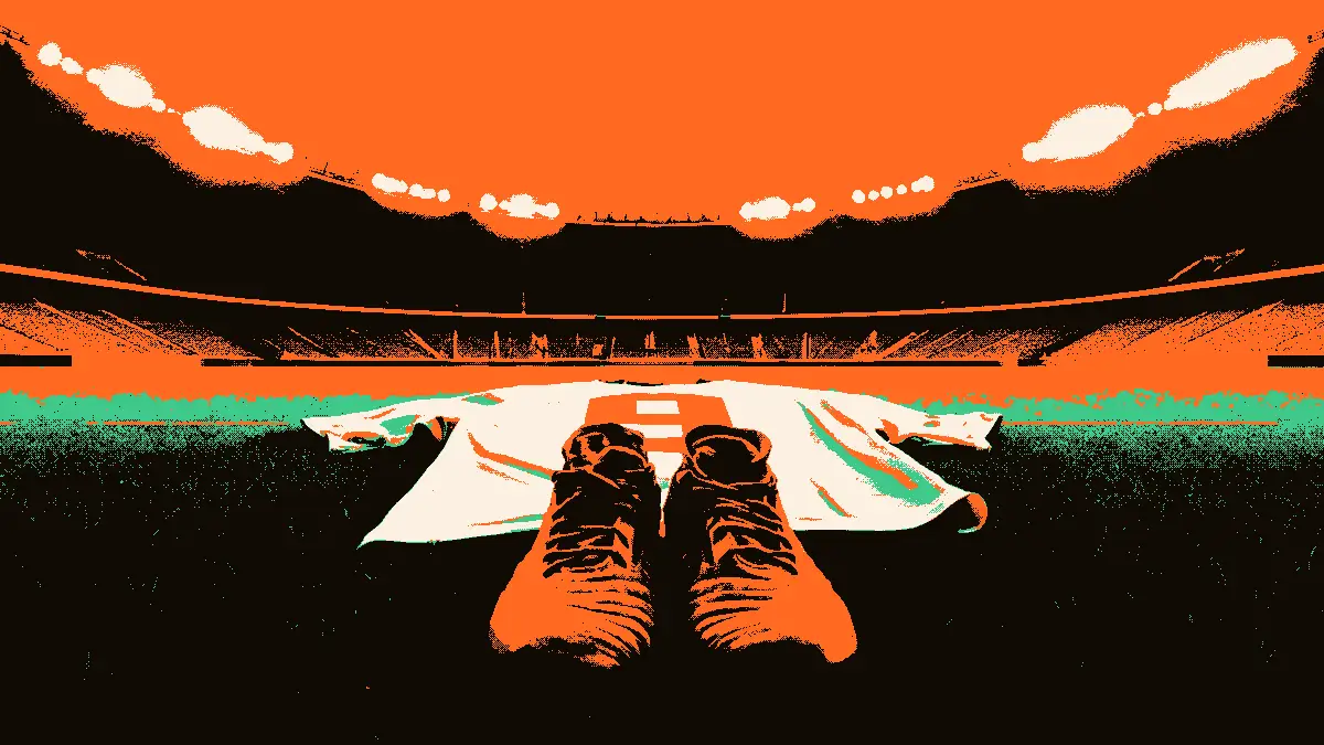 Une paire de crampos de football usés posée au premier plan sur l'herbe, un maillot étalé derrière portant le numéro neuf, et un stade vide avec des gradins et des projecteurs brillants dans la brume en arrière-plan, évoquant le poids et la solitude du poste d'attaquant.