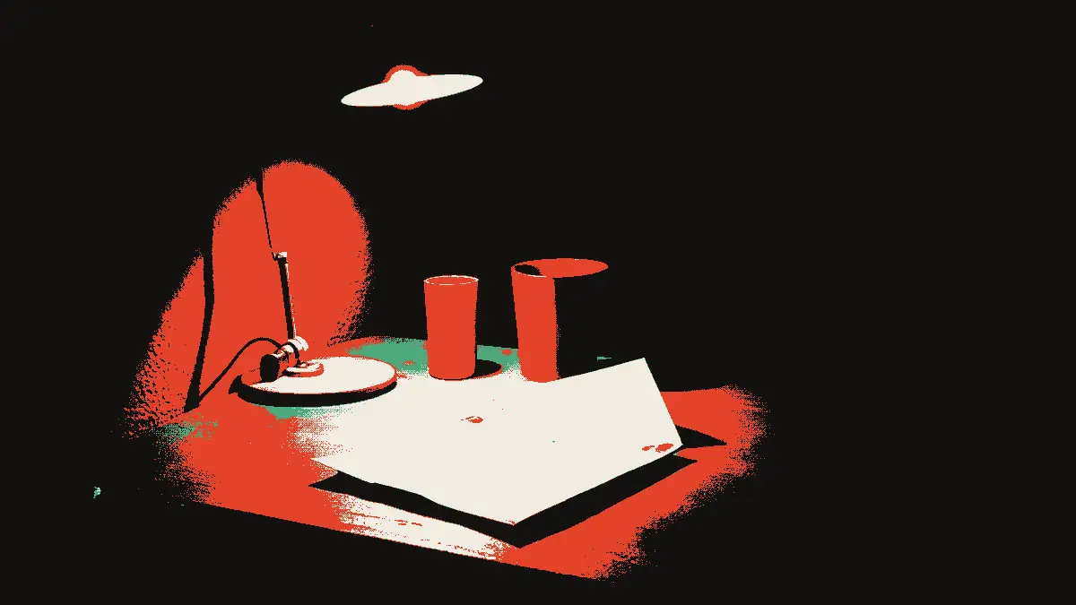 Une enveloppe ouverte posée sur un bureau en bois sombre, éclairée par un projecteur unique dans une pièce plongée dans l'ombre, évoquant une convocation officielle.