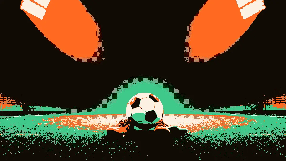 Un ballon de football posé au centre d'un terrain éclairé par des projecteurs, entouré d'une paire de crampons croisés et d'un sifflet d'arbitre, avec des gradins vides en arrière-plan.